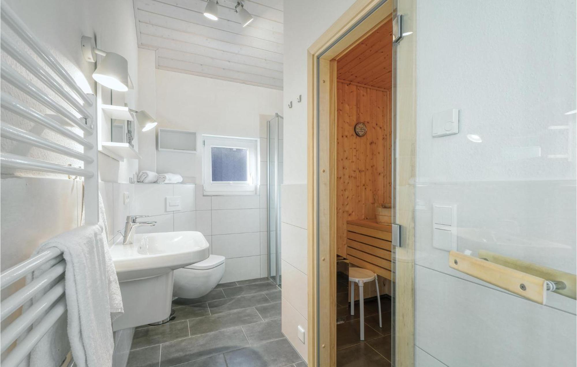 Stunning Home In Krems Ii-Warderbrueck With Wifi Gols Exterior photo